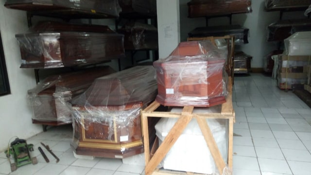 Peti jenazah di Rumah Duka Filemon, Cibinong. (Foto: Amanaturrosyidah/kumparan)