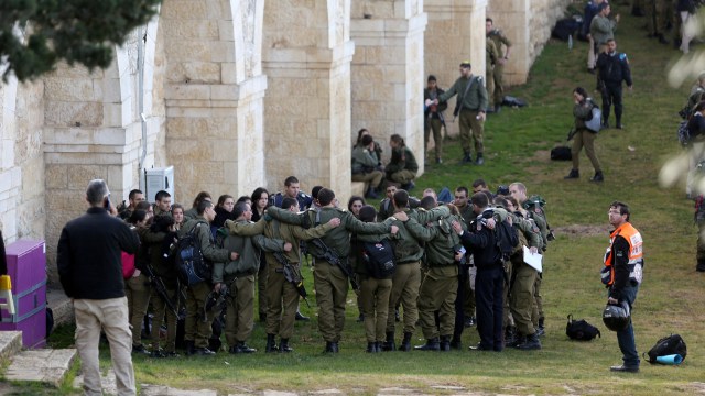 Polisi Israel saling bepelukan. (Foto: Reuters)