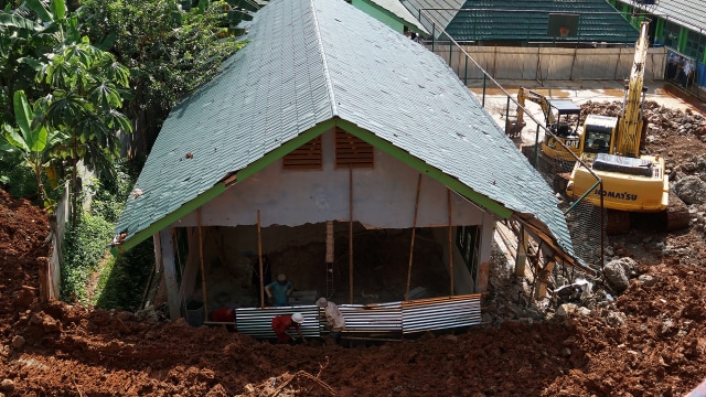 SMPN 19 Tangsel tengah diperbaiki pasca longsor. (Foto: Ainul Qalbi/kumparan)