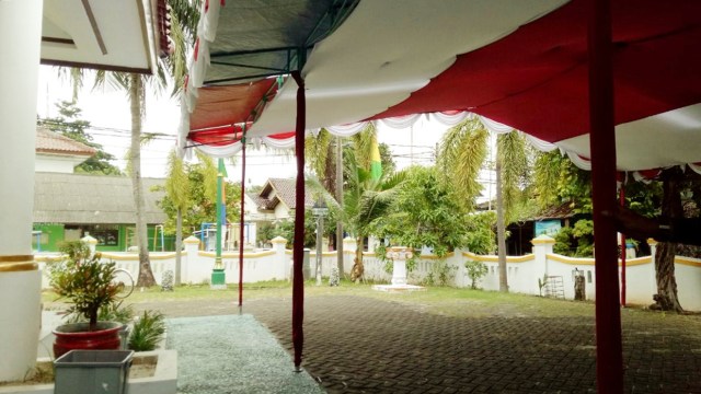 Halaman Masjid Jami Al-Makmuriyah. (Foto: Ainul Qalbi/kumparan)