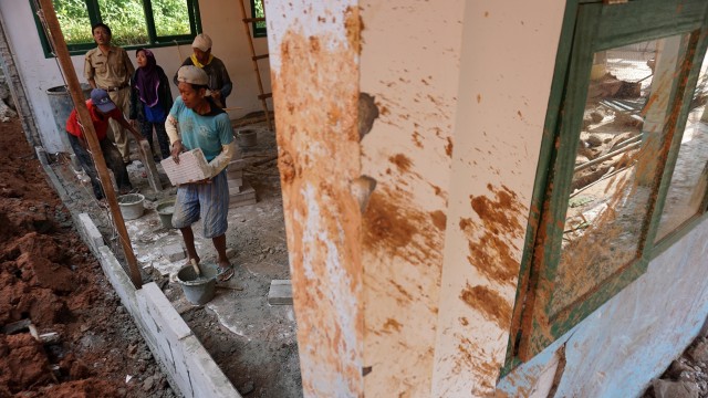 SMPN 19 Tangsel tengah diperbaiki. (Foto: Aditia Noviansyah/kumparan)