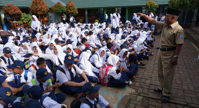 Murid-murid berkumpul di halaman sekolah. (Foto: Aditia Noviansyah/kumparan)
