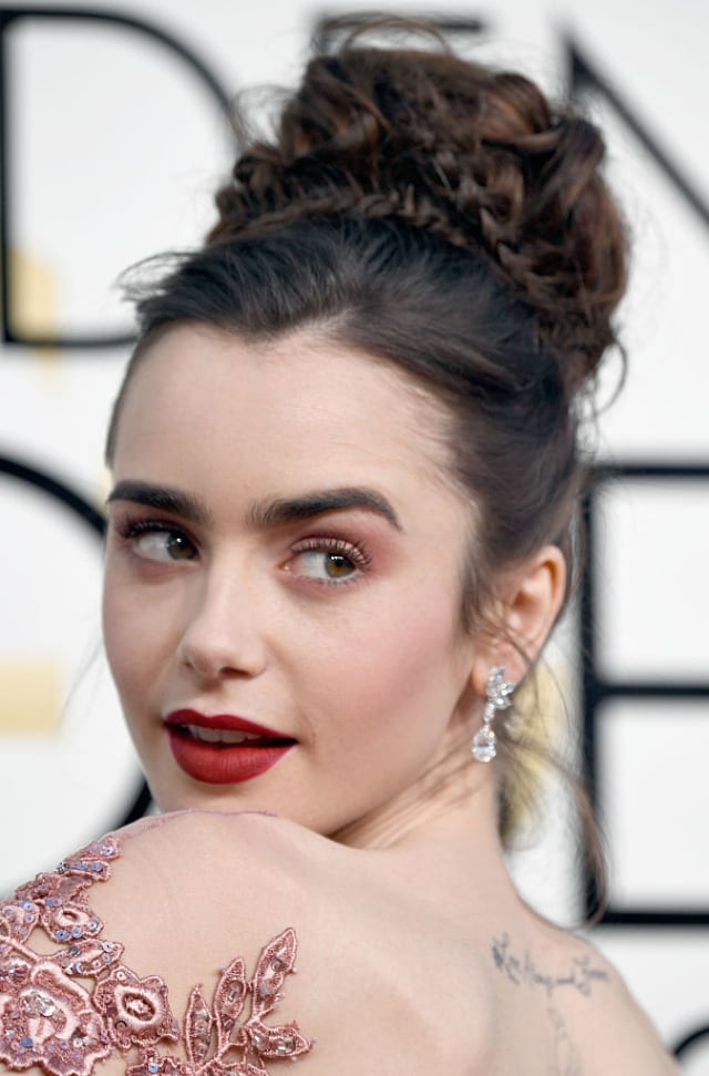 Lily Collin tampak cantik dengan lipstik merahnya (Foto: Frazer Harrison/ Getty Images)