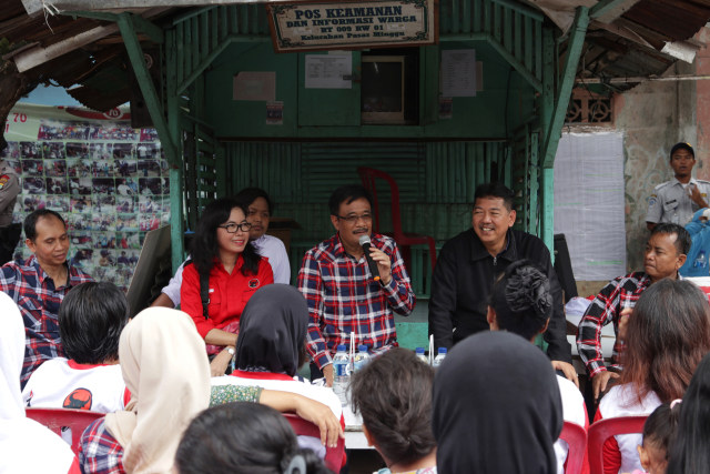 Djarot sedang berdialog dengan warga Gang Gaya. (Foto: Fanny Kusumawardhani/kumparan)