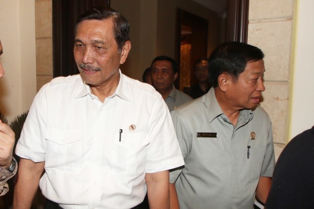 Luhut Binsar Pandjaitan (kiri) (Foto: Rivan Awal Lingga/Antara Foto)