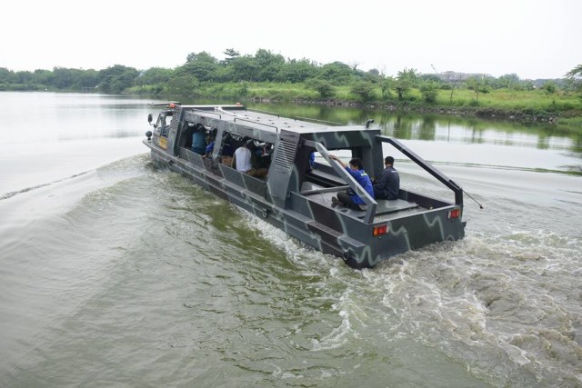 Kendaraan amfibi Kasrat X1 melahap medan air. (Foto: Facebook/ Letkol Mar Citro Subono)