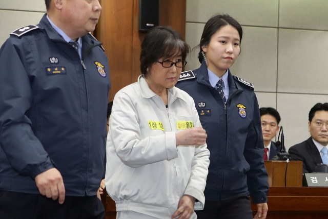 Choi Soon-sil memasuki ruang persidangan. (Foto: Chung Sung-Jun/Reuters)