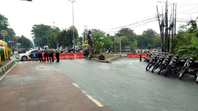 Pemblokiran jalan Harsono RM jelang sidang Ahok. (Foto: Aria Pradana/kumparan)