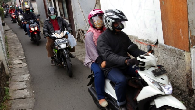 Pemoto beriringan di gang sempit (Foto: Fanny Kusumawardhani/kumparan)