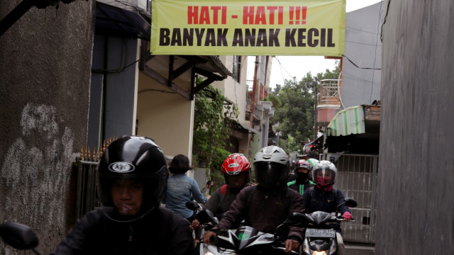 Papan pengumuman agar berkendara pelan (Foto: Fanny Kusumawardhani/kumparan)