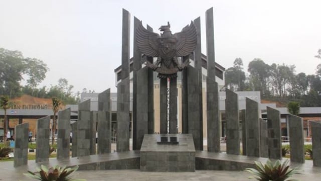 Monumen di pos perbatasan Entikong (Foto: Dokumen Humas KemenPU)