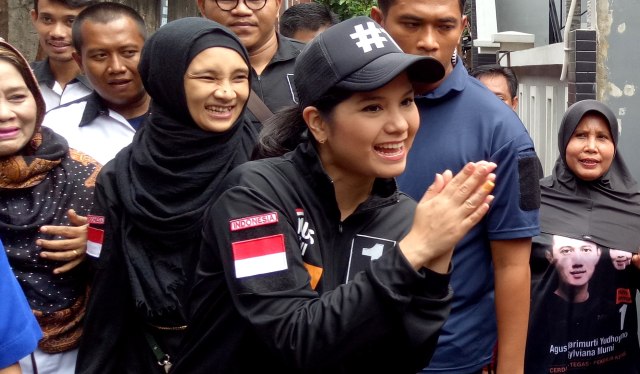 Senyum bahagia Annisa menyapa warga Kemayoran. (Foto: Amanaturrosyidah/kumparan)