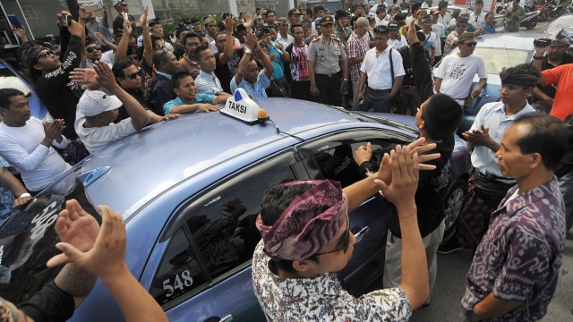 Sopir taksi berdemo agar taksi online dilarang (Foto: Nyoman Budhiana/Antara Foto)