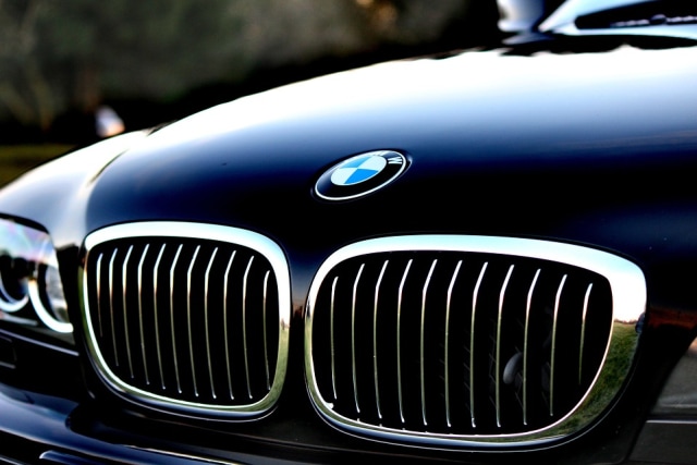 Mobil jenis BMW berwarna hitam. (Foto: pixabay.com)