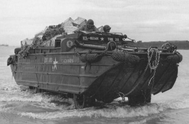 Kendaraan Amfibi Amerika, DUKW (Foto: Wikimedia Commons)