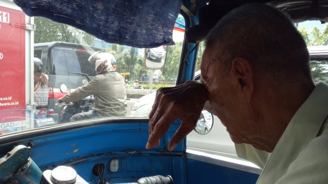 Engkong Sariah mengusap peluh di dahinya. (Foto: Kevin Kurnianto/kumparan)