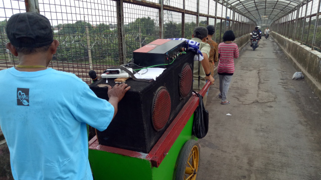 Berangkat mengamen. (Foto: Mustaqim Amna/kumparan)