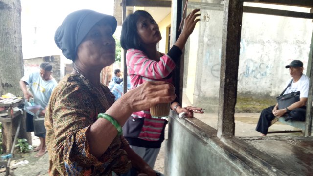 Mulyani rehat untuk menyesap kopi. (Foto: Mustaqim Amna/kumparan)