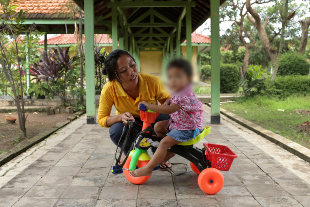 Beatrice bersama anaknya di dalam penjara. (Foto: Fanny Kusumawardhani/kumparan)