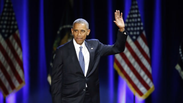 Barack Obama melambaikan tangan simbol perpisahan (Foto: Charles Rex Arbogast/AP Photo)