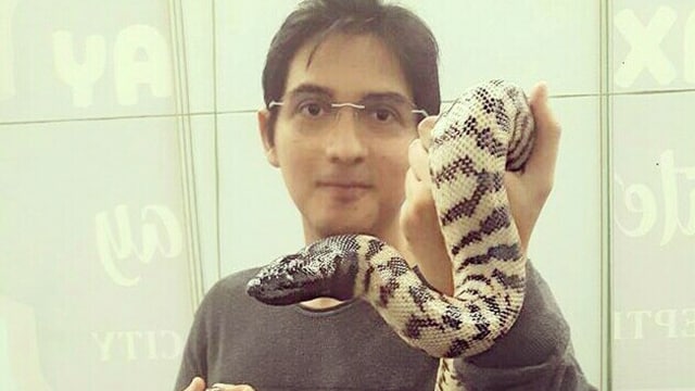 Lucky Hakim dan ular peliharaanya (Foto: Instragram @luckyhakimofficial)