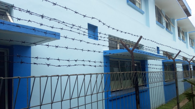 Pagar berkawat duri sepnajang barak taruna STIP (Foto: Johanes Hutabarat/kumparan)