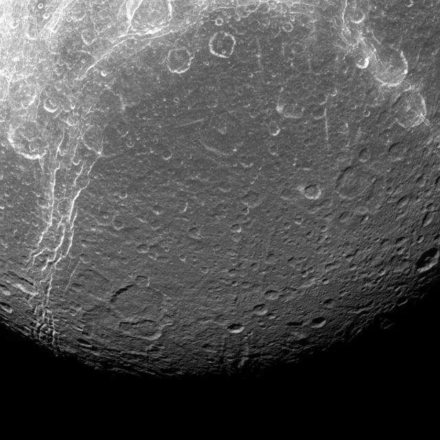 Dione, salah satu bulan dari Saturnus (Foto: NASA/JPL-Caltech/Space Science Institute)