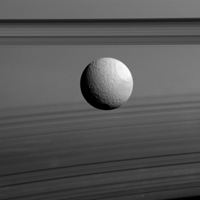 Bulan Tethys di antara cincin Saturnus (Foto: NASA/JPL-Caltech/Space Science Institute)