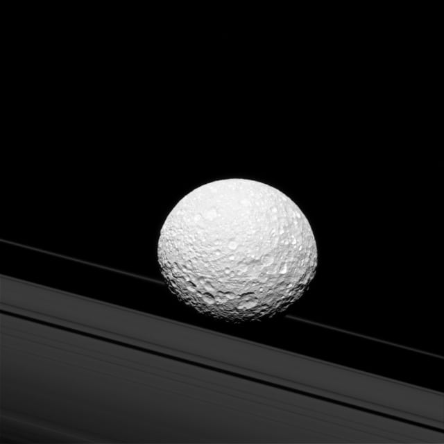 Bulan Mimas 'menabrak' cincin Saturnus (Foto: NASA/JPL-Caltech/Space Science Institute)