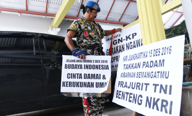 Kopral Bagyo menunjukkan atributnya saat beraksi (Foto: Ridho Robby/kumparan)