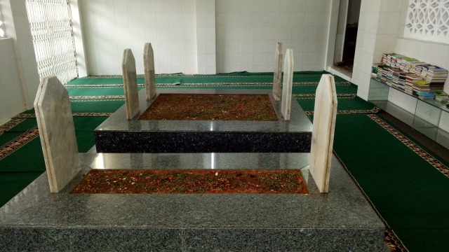 Makam Habib Ali Kwitang di dalam masjid. (Foto: Akbar Ramadhan/kumparan)