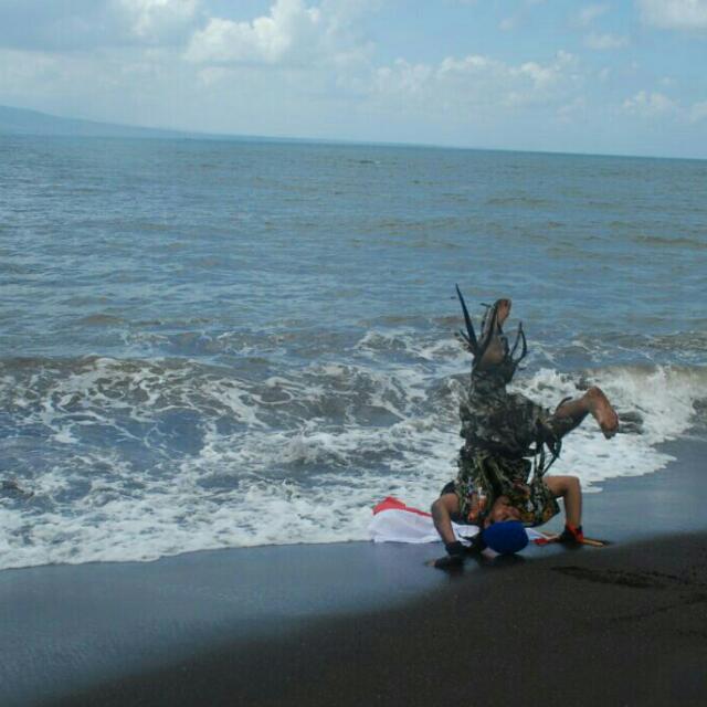 Kopral Bagyo berlatih di tepi laut. (Foto: Dok. Istimewa)