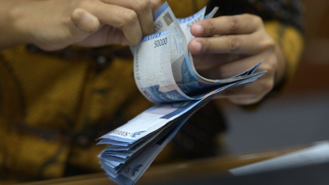 Uang pecahan 50 ribu rupiah. Foto: Sigid Kurniawan/antara foto