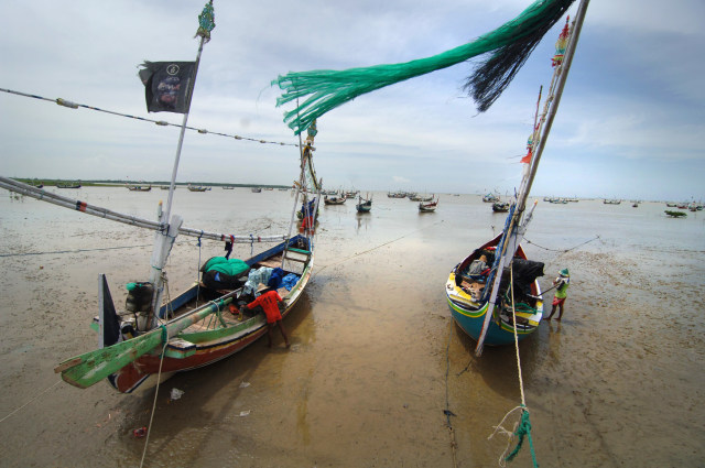 Kapal di pinggir pantai. Foto: Saiful Bahri/Antara