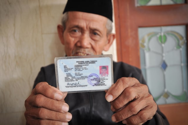 Kakek Khaerudin menunjukkan kartu identitasnya. (Foto: Kevin Kurnianto/kumparan)