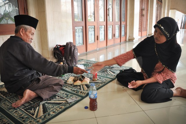 Kakek Khaerudin bersama Munawaroh, anaknya. (Foto: Kevin Kurnianto/kumparan)