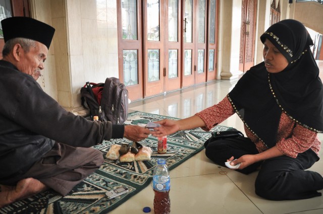 Kakek Khaerudin bersama anaknya, Munawaroh. (Foto: Kevin Kurnianto/kumparan)