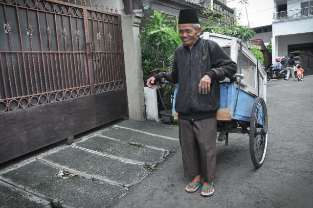 Kakek Khaerudin tengan menarik gerobak rotinya. (Foto: Kevin Kurnianto/kumparan)