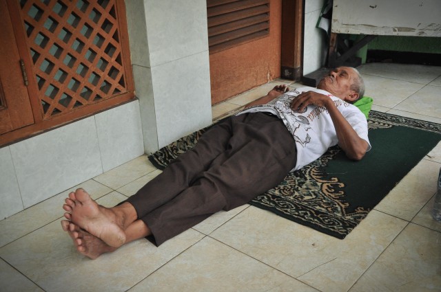 Kakek Khaerudin tengah tertidur. (Foto: Kevin Kurnianto/kumparan)