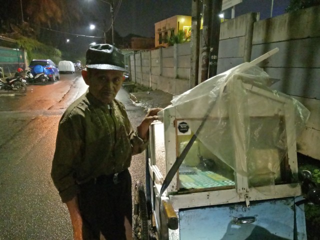 Kakek Khaerudin bersama gerobak dagangannya. (Foto: Kevin Kurnianto/kumparan)