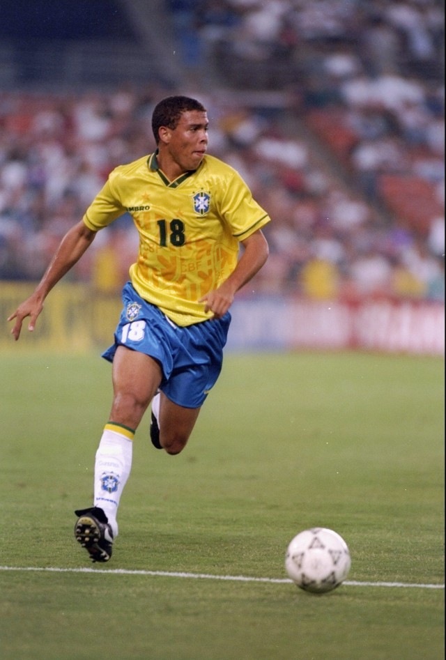 Ronaldo de Lima saat debut di Timnas Brasil (Foto: Al Belo)