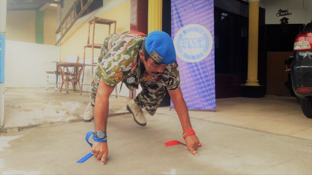 Push-up satu jari Kopral Bagyo (Foto: Wisnu Prasetiyo)