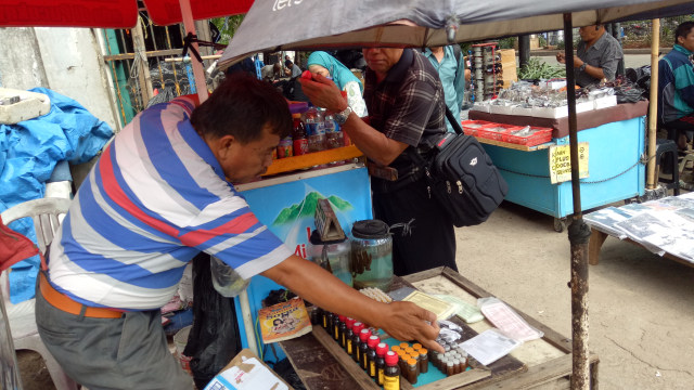 Nafendi menjajakan dagangannya. (Foto: Ochi Amanaturrosyidah/kumparan)