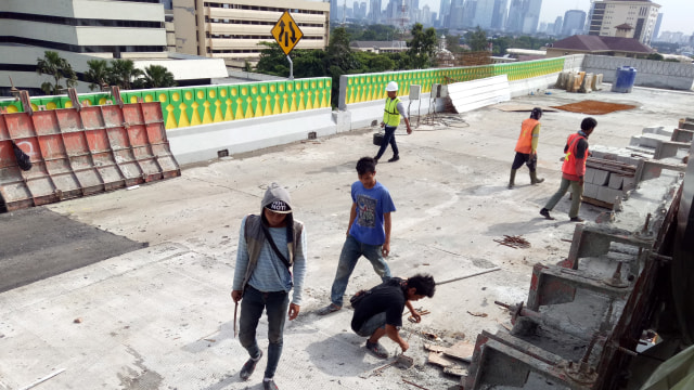 Proses kerja Halte Busway jurusan Tendean-Ciledug. (Foto: Mustaqim Amna/kumparan)