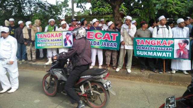 Massa FPI berdemo di Mapolda Jawa Barat (Foto: Istimewa)