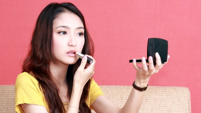 Remaja putri tidak percaya diri tanpa makeup (Foto: Thinkstock)