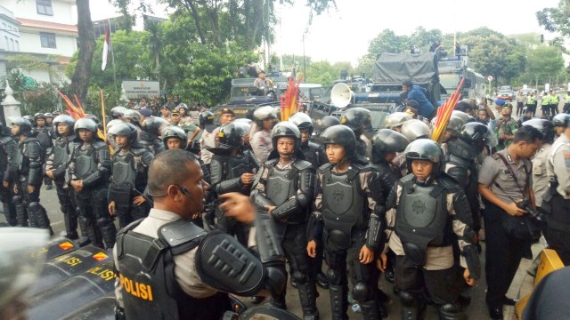 Para polisi berjaga-jaga di depan Istana Negara. Foto: Wandha Nur/kumparan