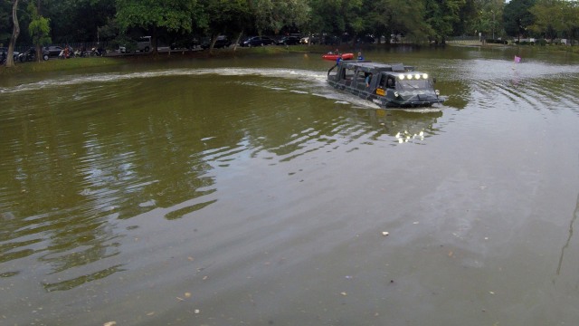 Uji coba kendaraan amfibi. (Foto: Aditia Noviansyah/kumparan)