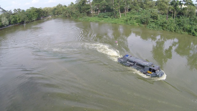 Uji coba mobil amfibi di danau Mabes TNI, Jaktim. (Foto: Aditia Noviansyah/kumparan)