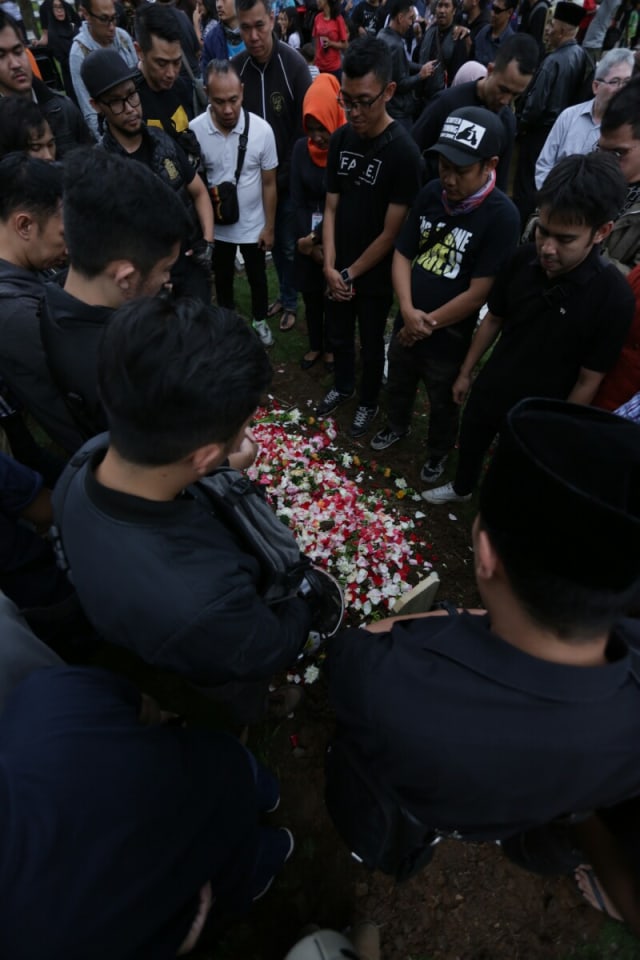 Anggota Vespa Club di pemakaman Oon. (Foto: Bagus Edi Saputra/kumparan)